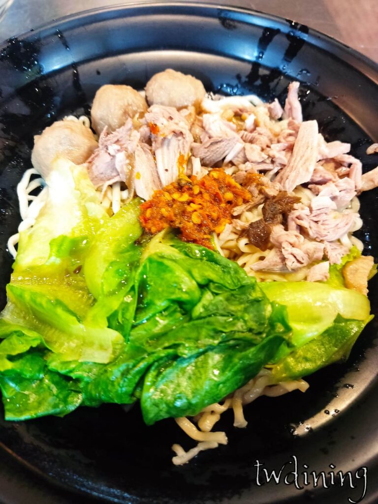 鴨王辣拌麵,手工辣醬搭配Q彈麵條,麻香夠味