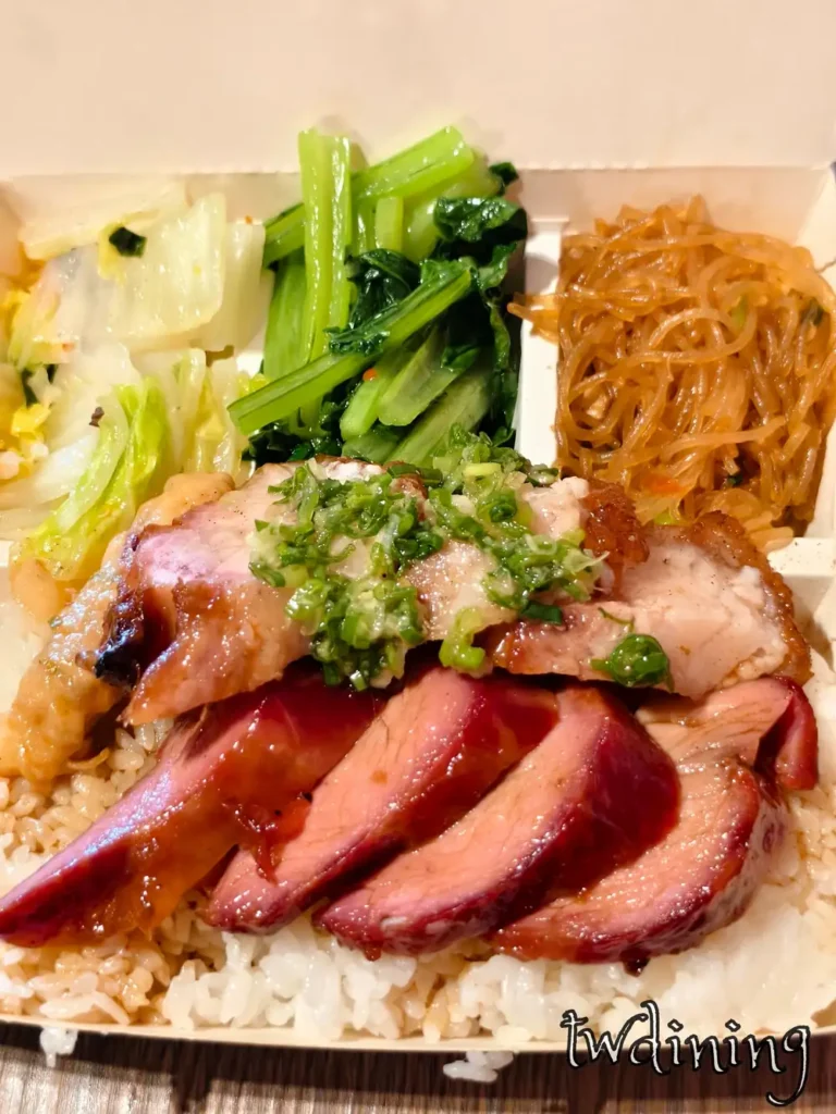 饗喫港式燒臘脆皮燒肉便當盒,豬皮酥香、份量實在 饗喫港式燒臘脆皮燒肉飯,酥脆豬皮與瘦肉分明的經典燒臘