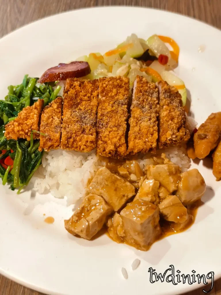 饗喫港式燒臘雞腿飯外帶盒裝,酥脆雞腿配三樣配菜 饗喫港式燒臘炸雞排飯,份量十足、外酥內嫩的炸物便當
