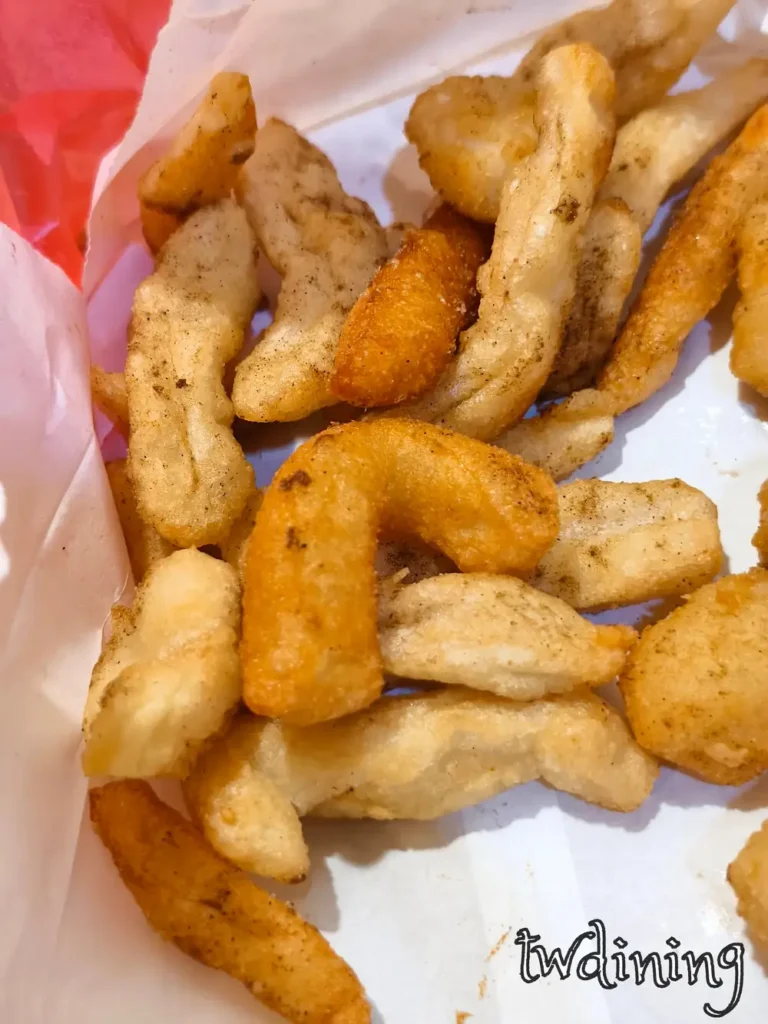 專業炸物 Fried Tempura 甜不辣，台中北區 Shi-san Fried Fish Cake 必點小吃，享受 Chewy & Crispy 甜不辣與 Taichung Street Food 經典宵夜文化。