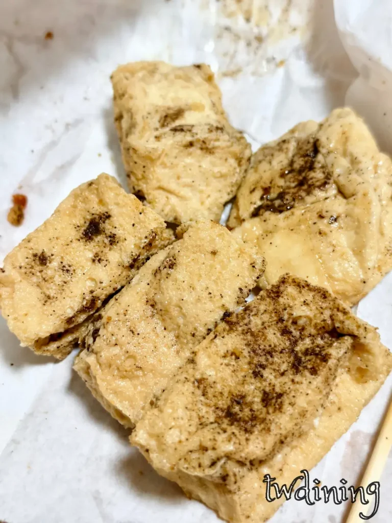 台灣炸百頁豆腐|VIVO 拍的實拍照,酥脆外皮與滑嫩內裡 西屯二店炸百頁豆腐,外酥內嫩、搭配辣粉更好吃