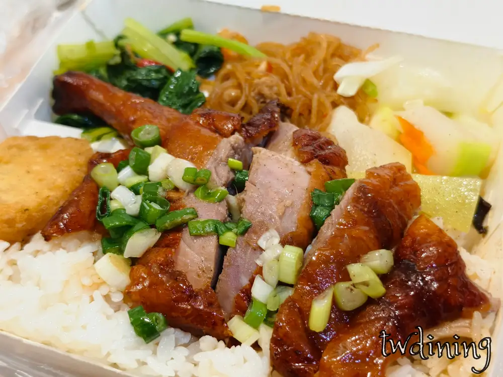 饗喫港式燒臘黃金鴨腿飯外帶便當盒,整隻鴨腿金黃酥脆、肉嫩多汁 饗喫港式燒臘黃金鴨腿飯,整支鴨腿外皮金黃、內裡多汁