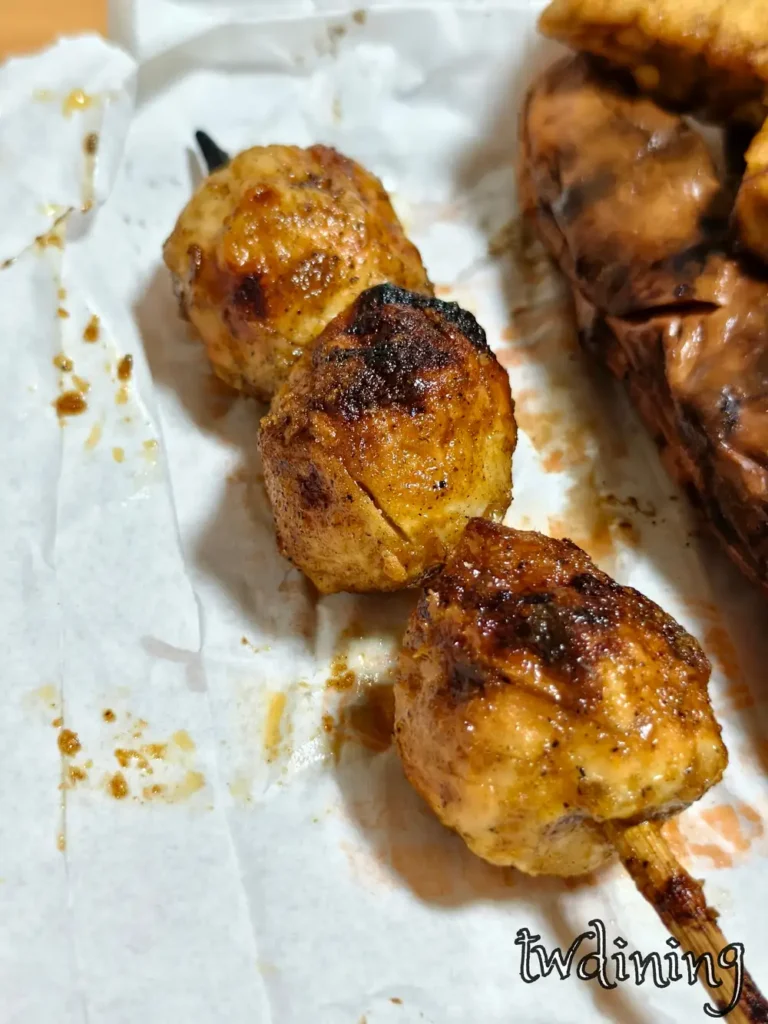 顏正原烤貢丸串，外皮焦香 Q 彈呈現 springy-and-juicy-texture，台中北區深夜燒烤推薦品項，Savory-grilled-meatball-skewer-with-a-perfectly-charred-glaze.