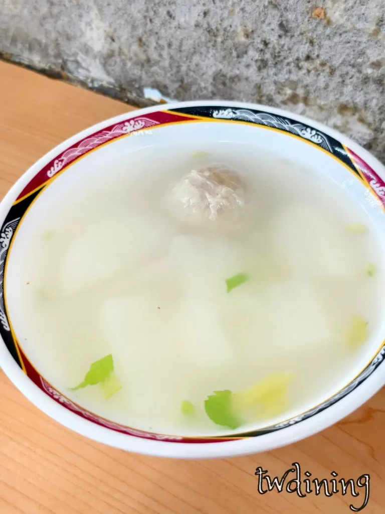 漢口路老店提供的鮮甜 radish soup 菜頭湯採用當季大塊蘿蔔熬煮出清爽且 authentic 的湯頭
