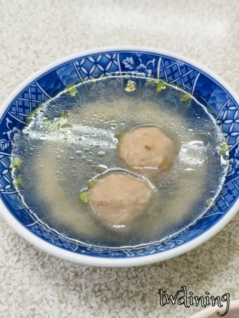 北平大腸麵線 bei-ping-da-chang-mian-xian 貢丸湯 meatball-soup 清甜湯頭 savory-broth 彈牙口感 bouncy-texture 芹菜末 celery-bits 捕捉台式小吃靈魂細節