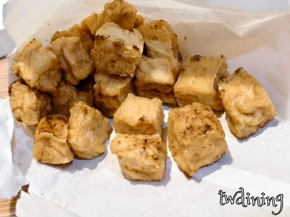 嫩口 Fried Tofu 百頁豆腐，Taichung North District Snack 鹹酥雞必點 Vegan Friendly 多汁選項，金黃 Soft & Crispy 質地與 Aromatic Spices 椒鹽粉調味後的極致美味。