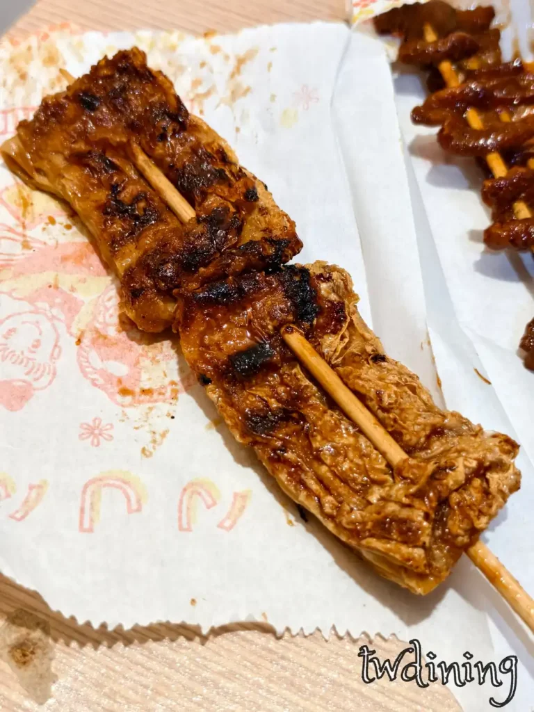 台中北區炭烤攤位刷上特製醬汁的酥脆豆皮。
