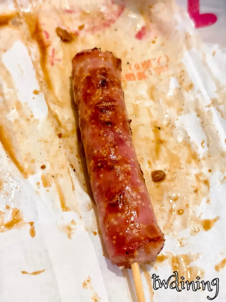 台中炭烤攤位風味道地的多汁香腸，香氣撲鼻。