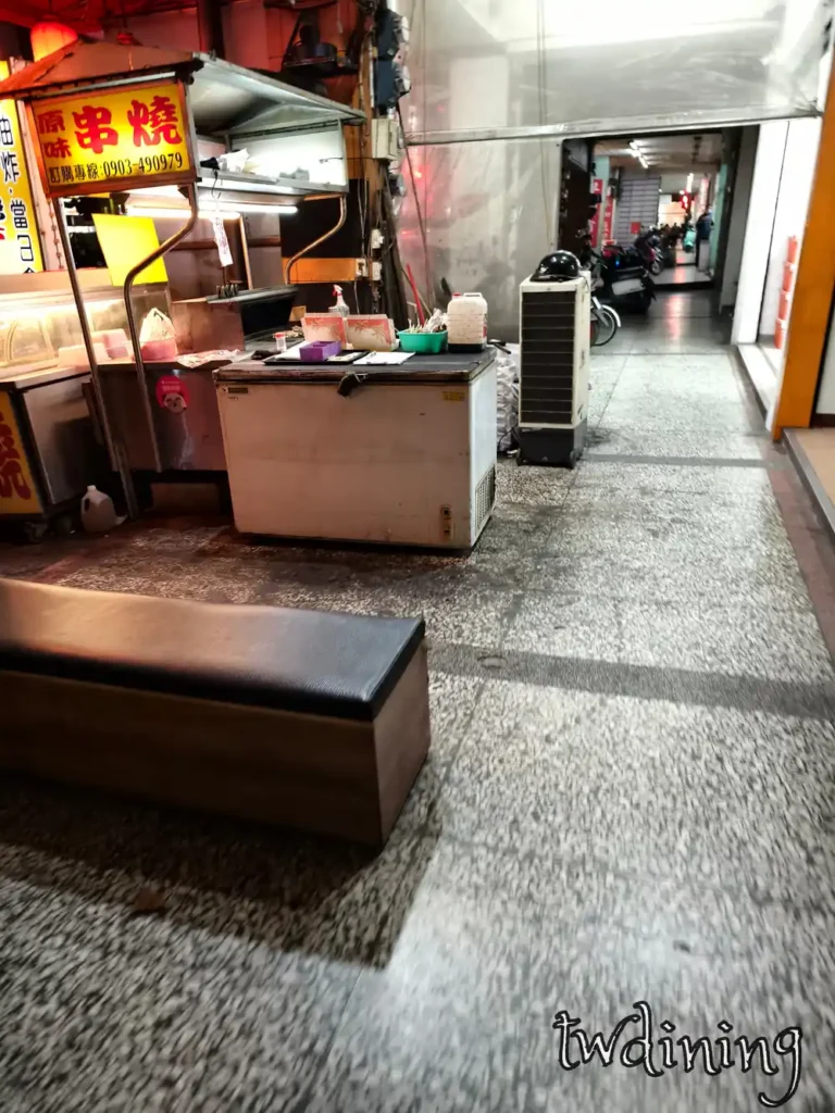 位於北區漢口路三段的咕嚕咕嚕串燒外帶攤位環境