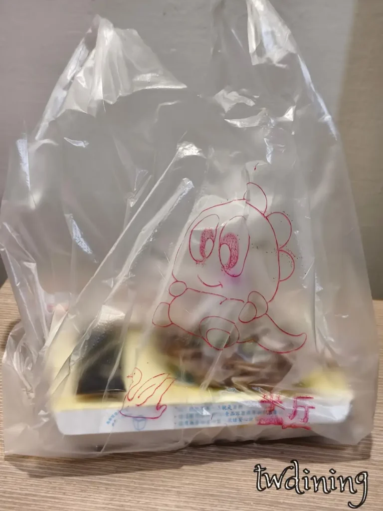 台灣中部向上水餃專用的 takeaway packaging 外帶塑膠提袋印有傳統紅字與在地店面資訊