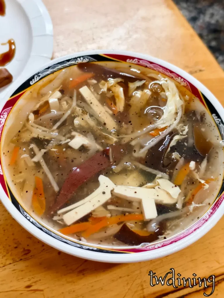 漢口路向上水餃招牌 hot and sour soup 酸辣湯呈現出勾芡適中且料多實在的 traditional 滋味