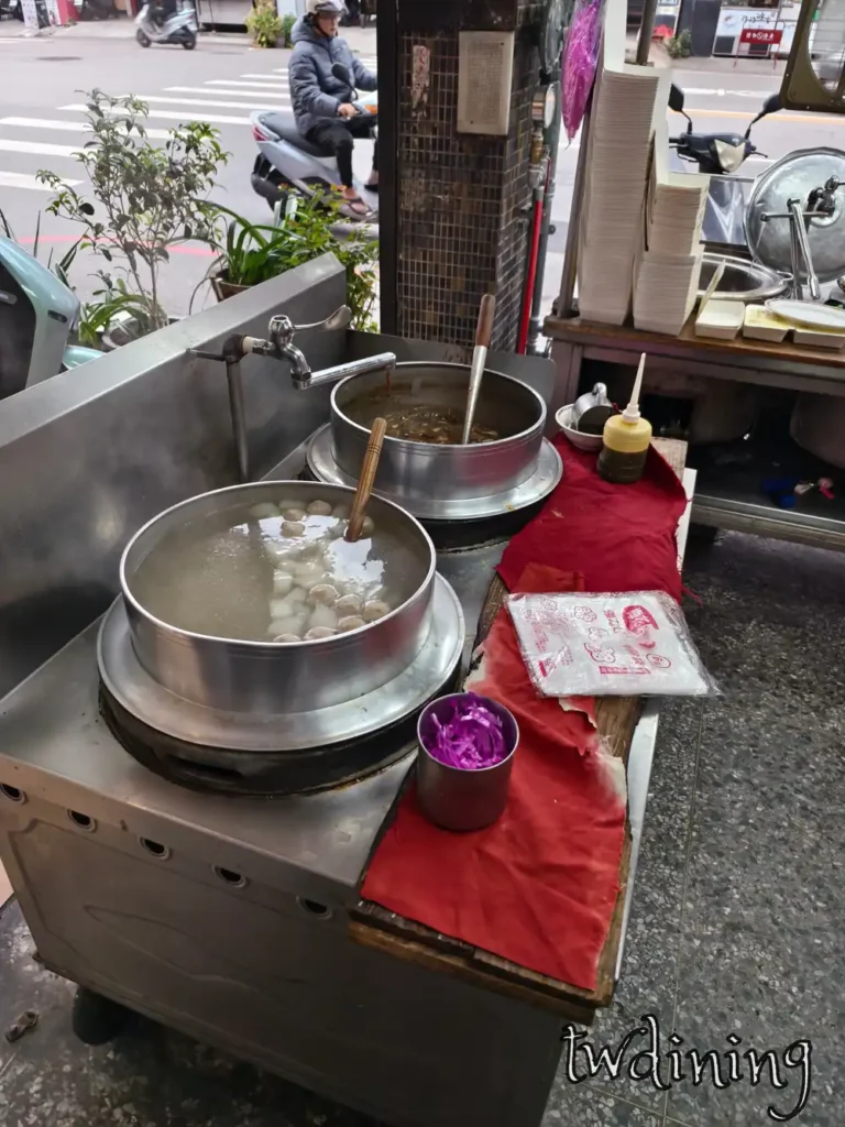 漢口路店內大型 boiling soup pot 湯鍋區域冒著熱氣並準備烹煮招牌水餃與各式湯品
