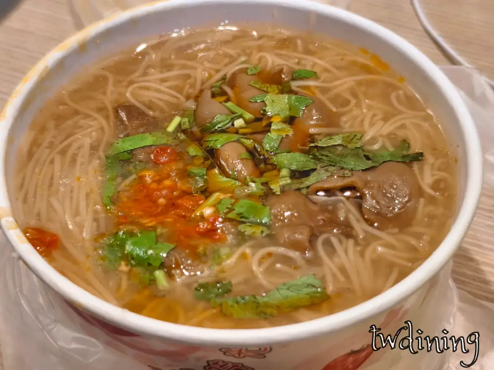 台中北平大腸麵線 bei-ping-da-chang-mian-xian 滷大腸 vermicelli soup 搭配軟嫩豬大腸 tender-stewed-pork-intestine 香菜辣油 chili-oil 靈魂細節視覺飽滿感