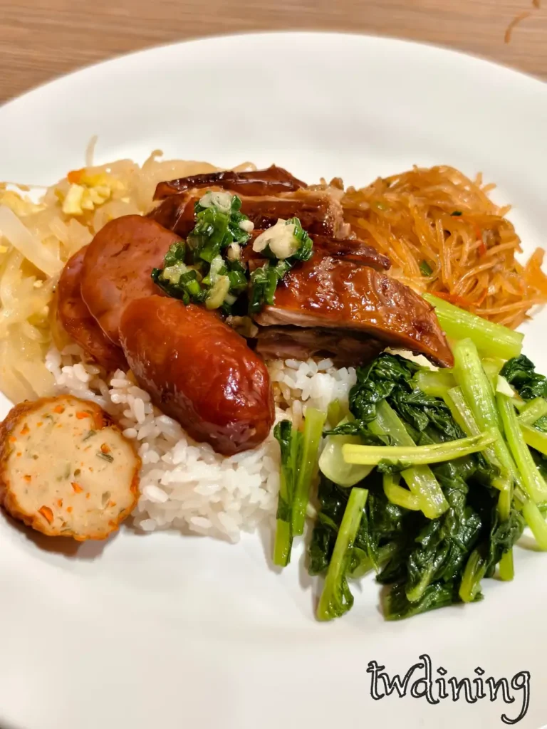 饗喫港式燒臘香腸烤鴨飯外帶便當盒,甜香香腸搭配油亮烤鴨的雙拼組合 饗喫港式燒臘香腸烤鴨飯,搭配甜香香腸與烤鴨的雙拼便當
