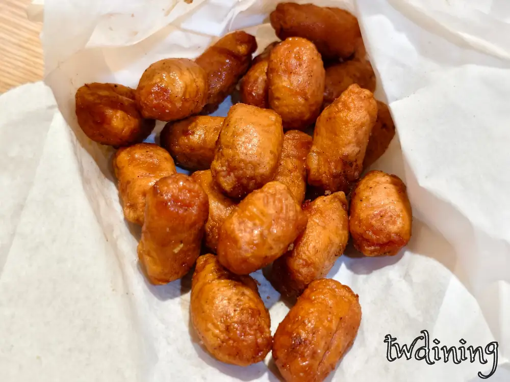 炸得金黃酥脆的小肉豆靈魂細節 mini chicken sausages fried to golden perfection 咬下後口感 Q 彈且充滿肉汁香氣是極受歡迎的涮嘴炸物宵夜 crunchy texture and juicy mini bites