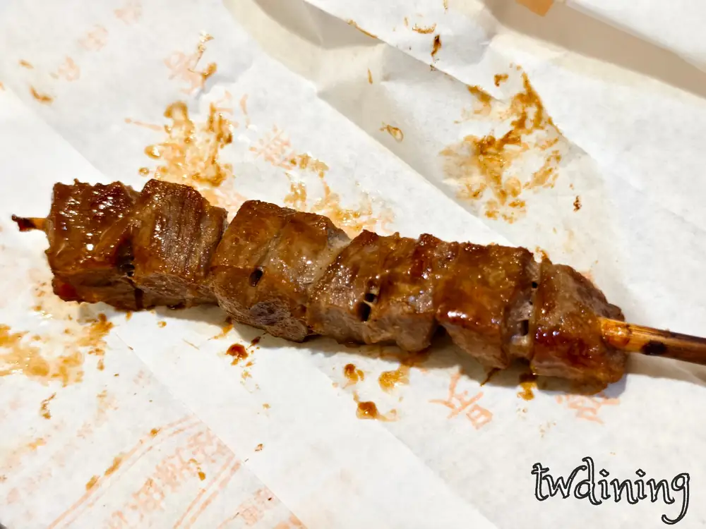 牛肉串|有筋有勁的咬力挑戰者 醬香十足但咬到筋微皺眉,仍不減牛肉炭火魅力,吃完嘴巴像跑了百米