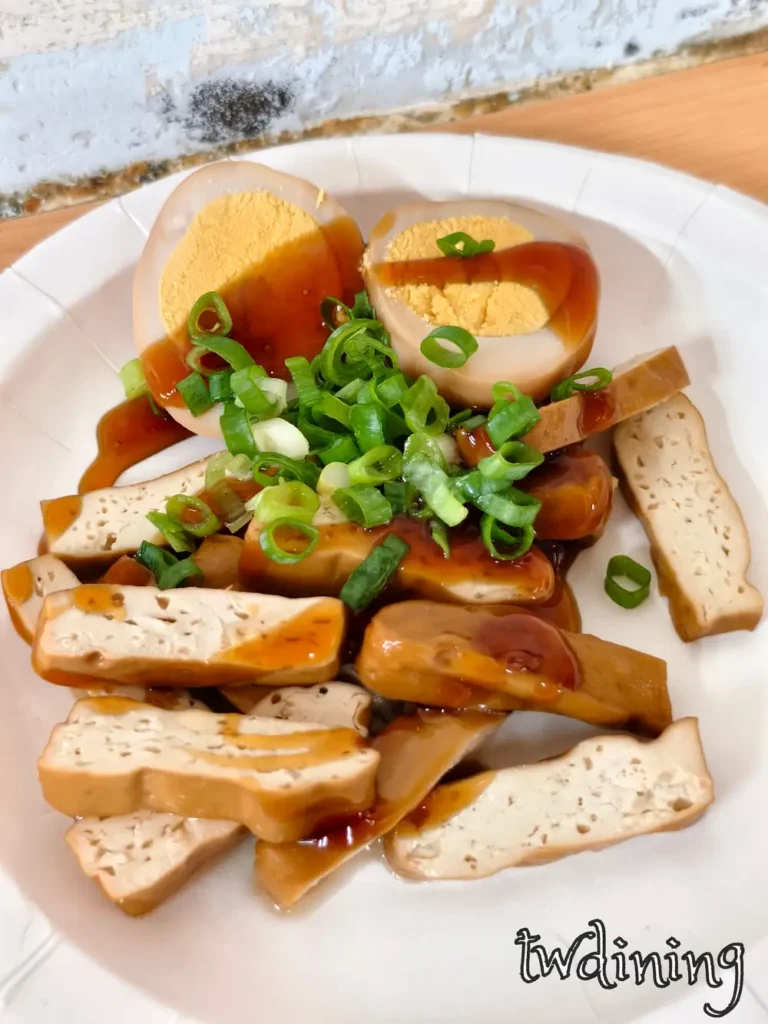 滷味豆干|向上水餃漢口店人氣小菜|2025台中小吃美食地圖 台中滷味豆干滷蛋|向上水餃手作滷味,蛋香滷汁完美滲透,學生午後必點加菜