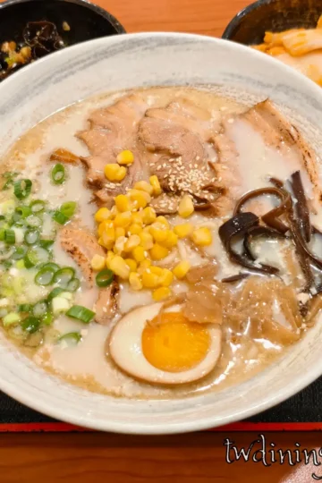 謄屋拉麵店內實拍，湯頭濃郁搭配炸豬排拉麵