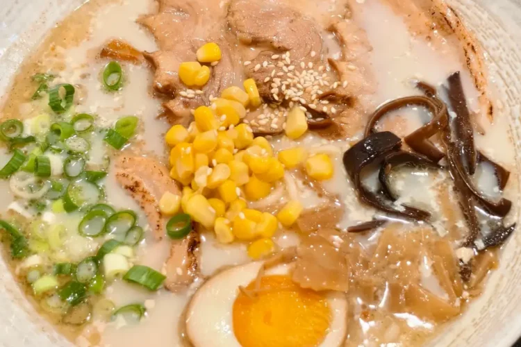 謄屋拉麵店內實拍，湯頭濃郁搭配炸豬排拉麵