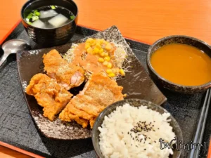 咖哩醬獨立分裝,雞排定食搭配米飯香氣十足 本人實際吃過的雞腿排咖哩飯,定食風格分裝,咖哩醬獨立盛裝