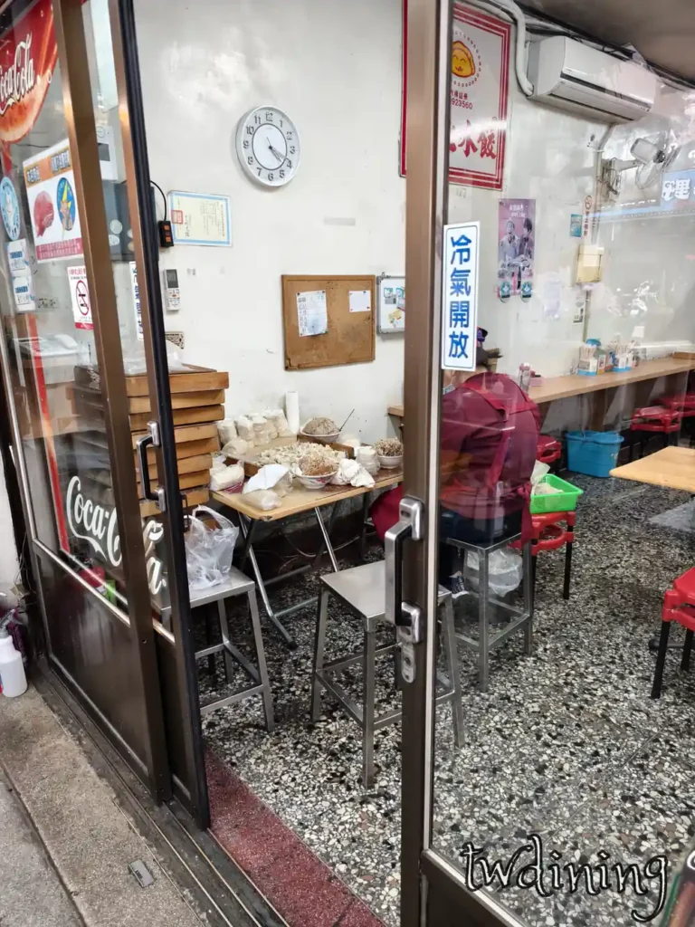 向上水餃漢口店內部的 workplace 工作環境整潔且展示了備料區與傳統用餐座位區