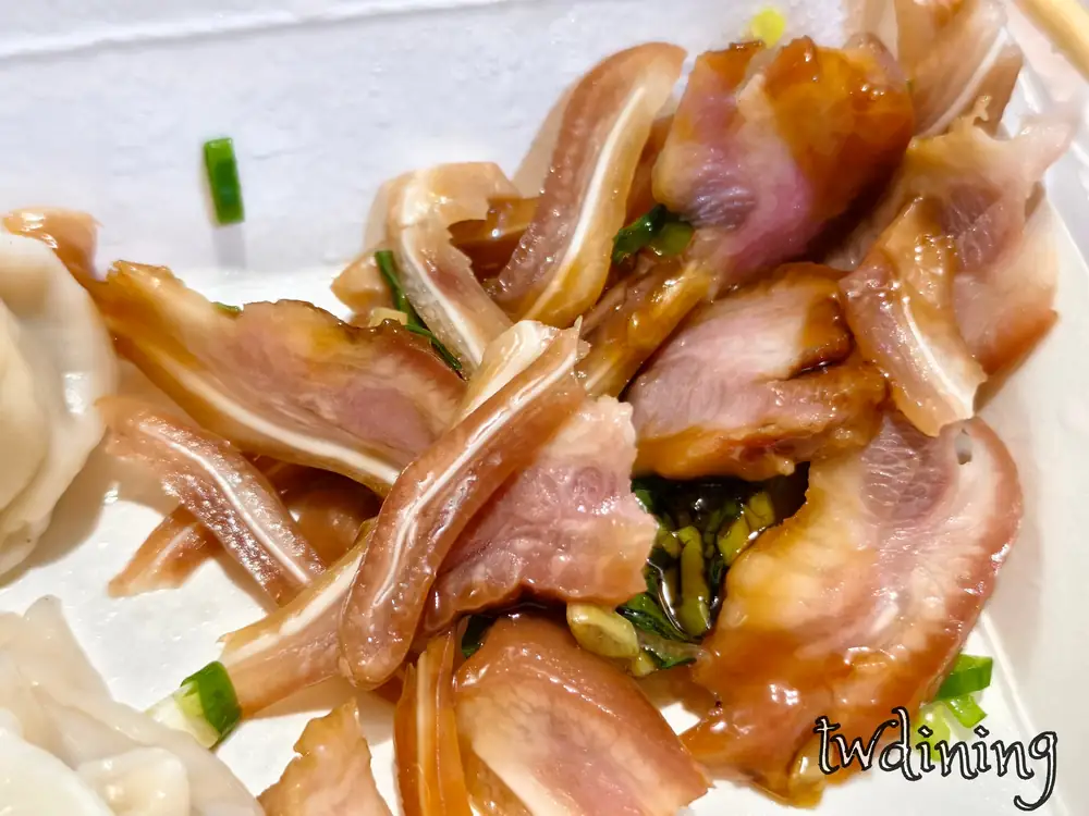 台中北區招牌 braised pork ear 豬耳朵滷得金黃入味且軟骨部分帶有 savory 的脆口層次