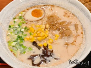 外酥內嫩的炸豬排,貼心獨立盛裝 本人親自拍攝,炸豬排與拉麵分開擺盤更酥脆,實際吃過口感佳