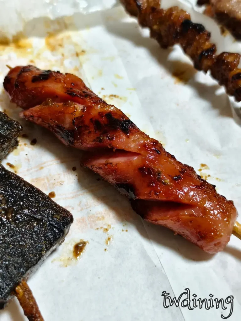 顏正原招牌豬肉香腸，肉質紮實展現 firm-and-tender-meat-texture，台中北區宵夜美食，Traditional-Taiwanese-pork-sausage-with-a-glossy-savory-finish.