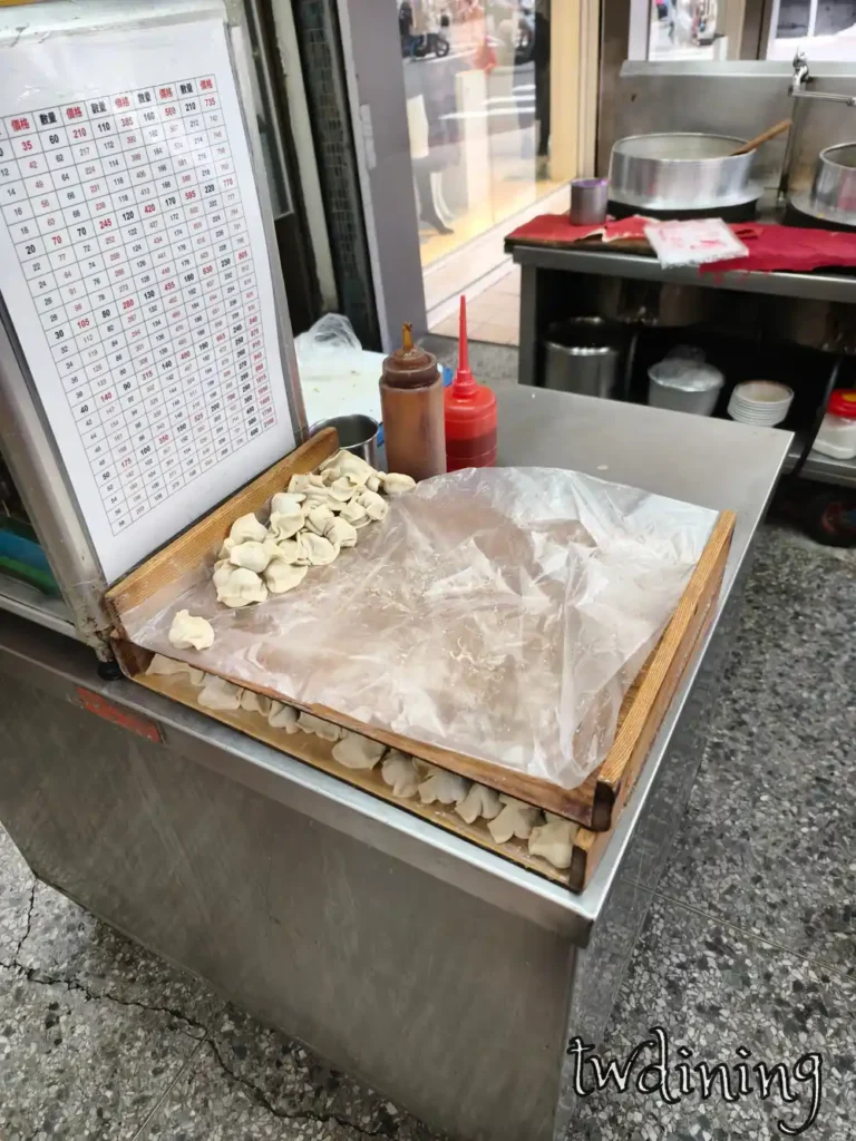 向上水餃工作台上整齊排列的 handmade dumplings 現包水餃展現出新鮮肉餡與工藝
