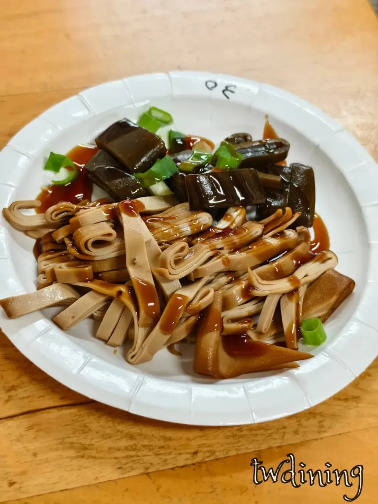 向上水餃漢口店的 braised seaweed 海帶與 beancurd skin 豆皮滷味拼盤淋上鹹香醬油膏與蔥花