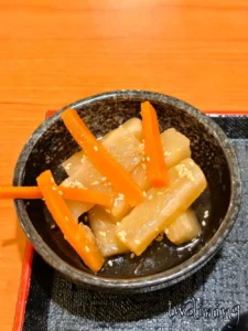 清爽日式醃蘿蔔,解膩佳品 本人實際用餐搭配的日式蘿蔔,口感脆甜風味清爽