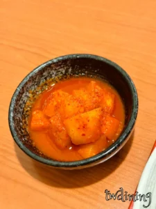 韓式風味蘿蔔,微辣爽口 實拍韓式蘿蔔,口感脆甜微辣,為用餐搭配小菜