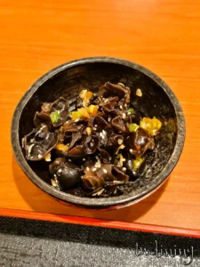 涼拌黑木耳加醋拌味,開胃又健康 餐點搭配配菜之一,本人親自拍攝,黑木耳口感脆彈