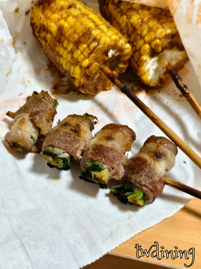 顏正原牛肉蔥燒與玉米，層次豐富展現 beefy-and-sweet-texture，台中北區宵夜推薦，Grilled-beef-scallion-rolls-and-sweet-corn-with-bold-seasoning.