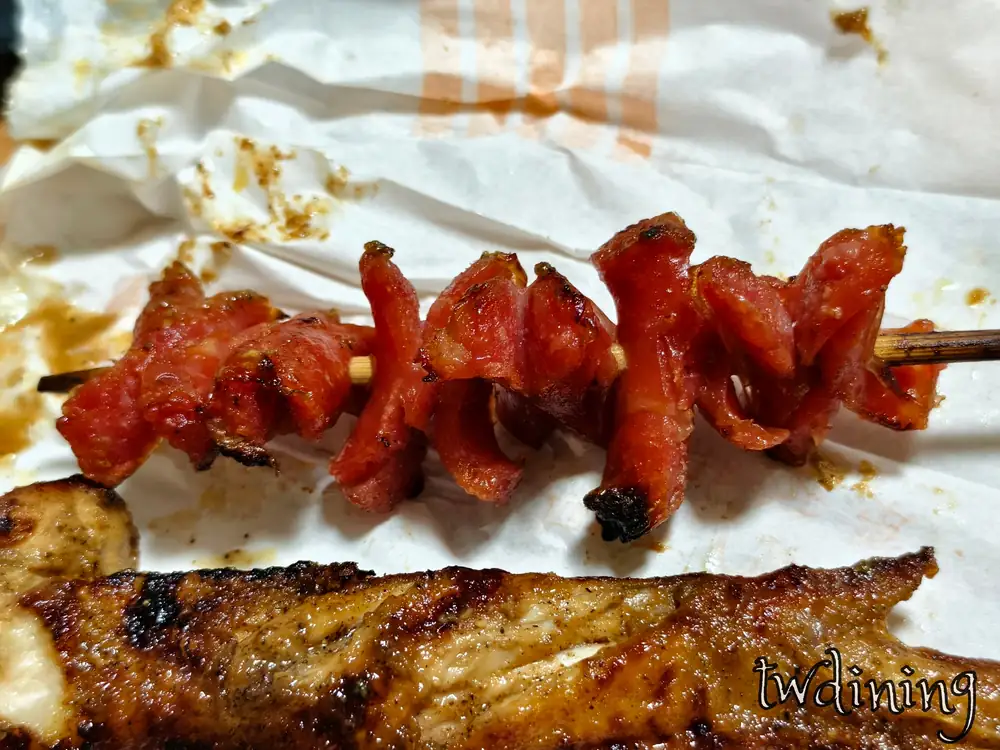 顏正原燒烤雞肉香腸，外皮微焦展現 smoky-and-crispy-texture，台中北區平價串燒必點，Flavorful-grilled-chicken-sausage-with-authentic-Taiwanese-spices.