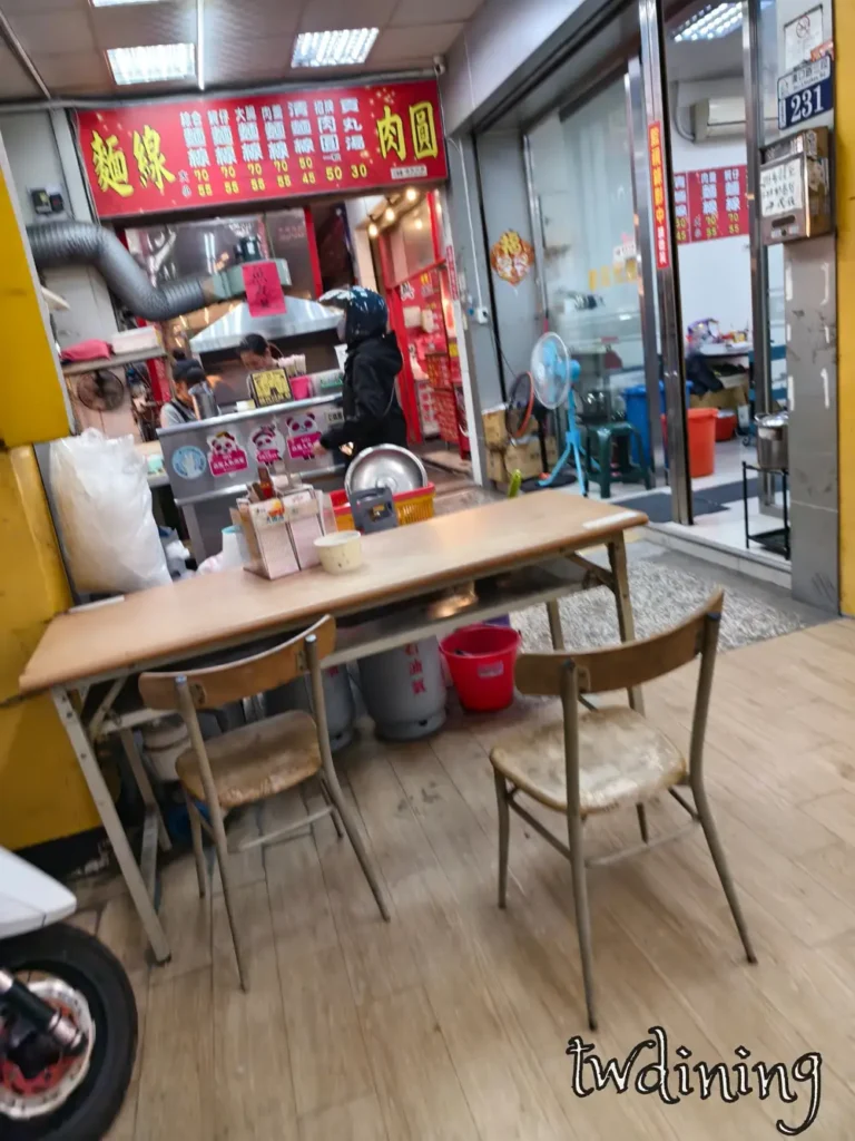北平大腸麵線店內環境 bei-ping-da-chang-mian-xian-indoor 傳統台式小吃店氛圍 local-eatery-vibe 漢口路日常食記北區美食推薦座位區