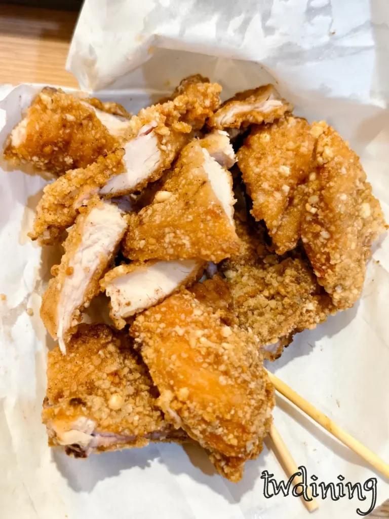 招牌 Thirteen Fried Chicken Fillet 十三雞排切塊，大份量 Crispy Chicken Cutlet 滿足感，融合 Taiwanese Style Marinade 獨門醃漬與 Golden Crust 金黃酥皮。