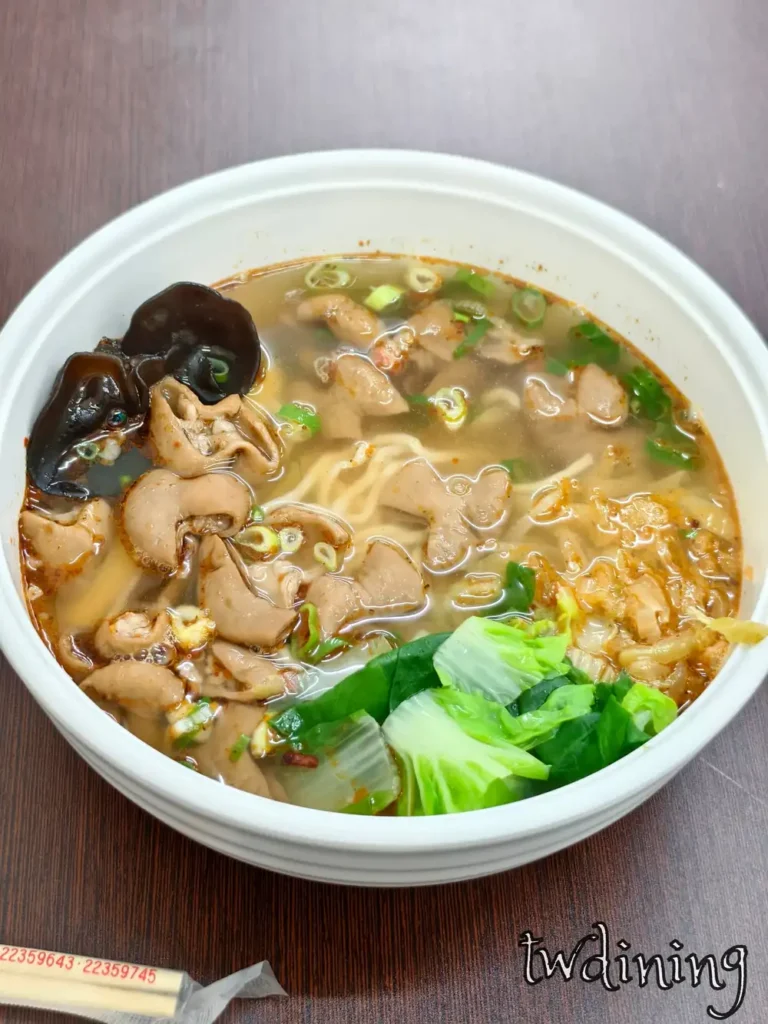 台中北區香辣肥腸麵紅油湯頭與滷製肥腸細節特寫