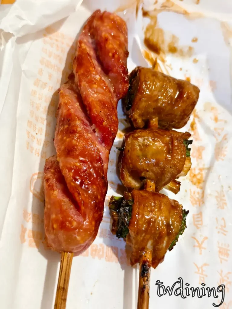 豬肉蔥捲|串燒界的肉蔥雙絕霸主 飛魚卵香腸 金黃炭香包裹青蔥鮮甜,咬下爆汁——台中人必吃的肉系招牌!外酥內爆的魚卵香腸