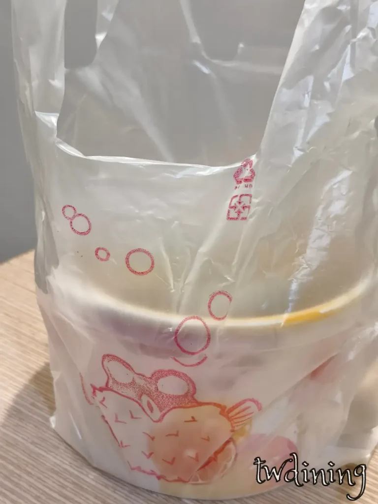台式傳統美食包裝袋|北平大腸麵線外帶文化標誌,手提即走的在地回憶 台中外帶美食經典塑膠袋|北平大腸麵線復古包裝設計,排隊人氣外送必備