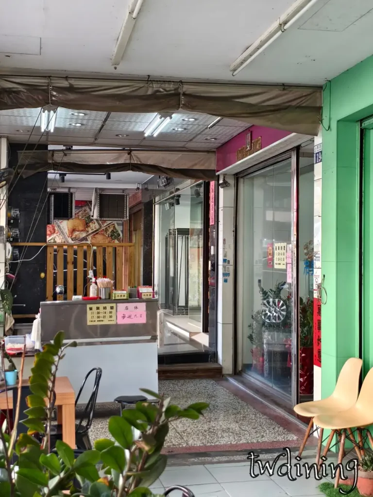 台中霞記麵館店面外觀與乾淨明亮的入口處空間