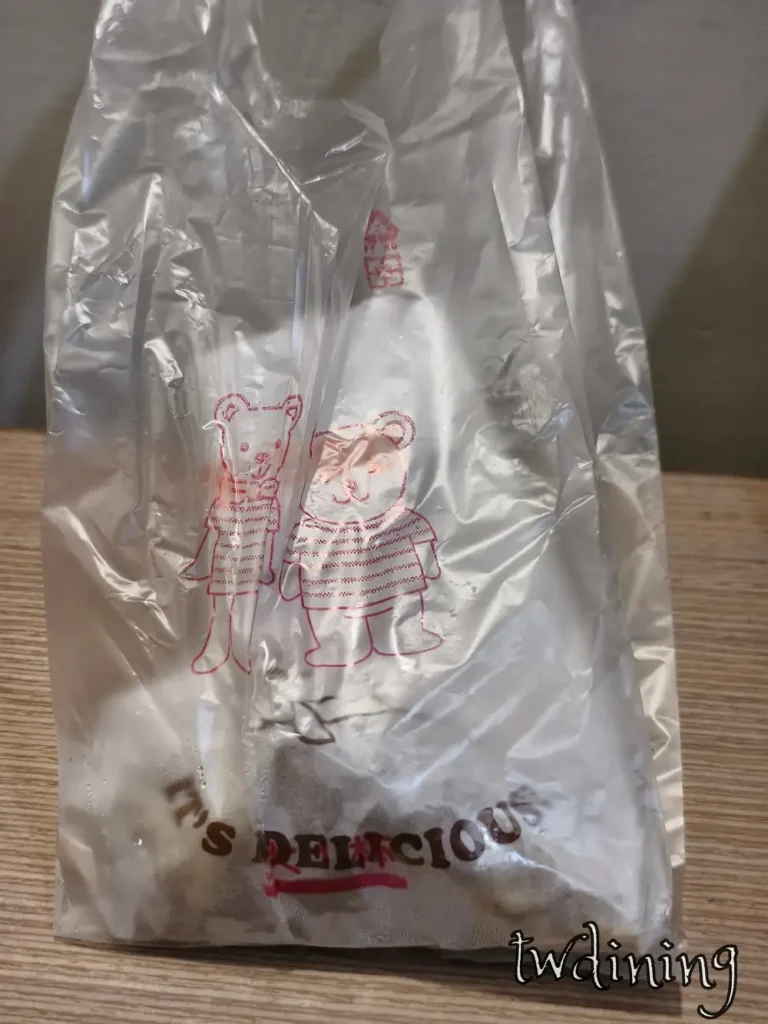 外帶的 packaging 竟然有 cute bear 小熊圖案，這個 clear bag 質感很 ok，裡面裝著 freshly fried 炸雞，拿在手上 vibe 整個都不一樣了，2026 最新外帶包裝 totally 擄獲我的心。