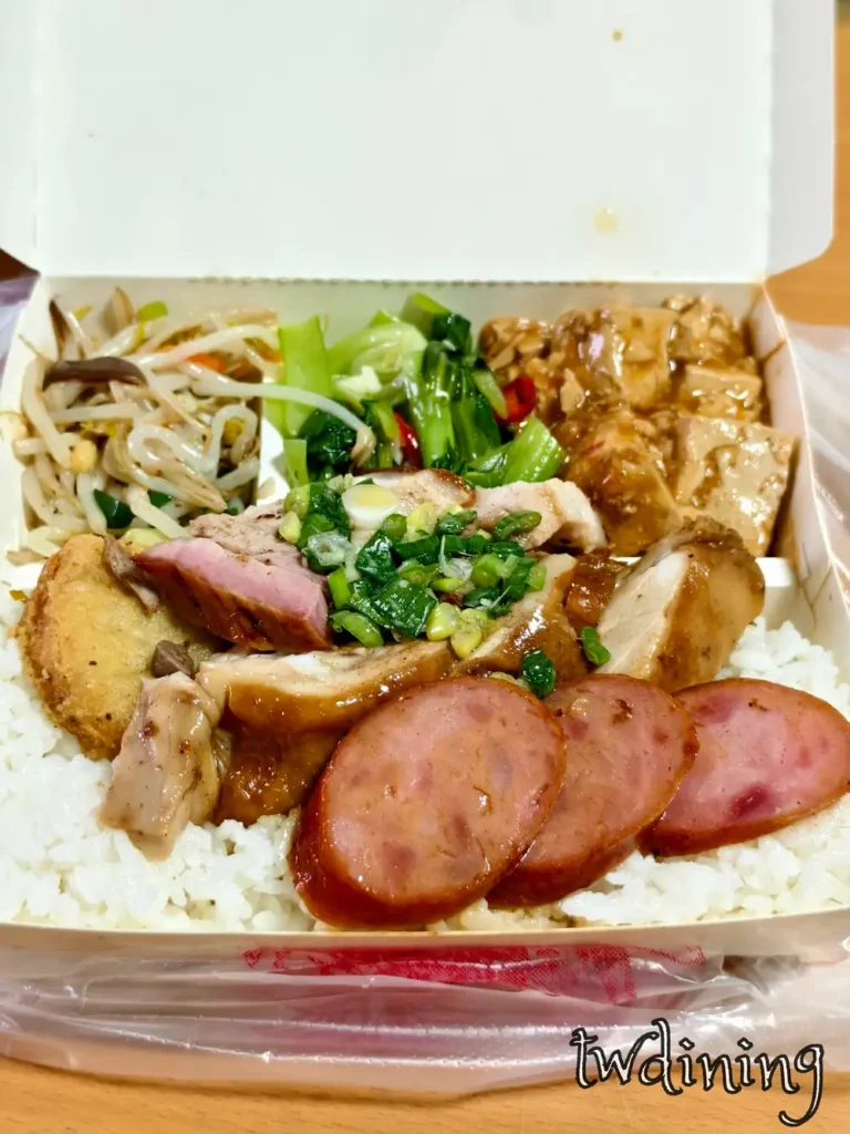 饗喫港式燒臘三寶飯,內含叉燒、油雞與燒鴨的招牌組合便當