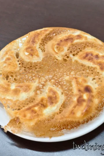 多顆煎餃排成半月形，外皮酥脆，餡料飽滿，剛出鍋散發香氣。