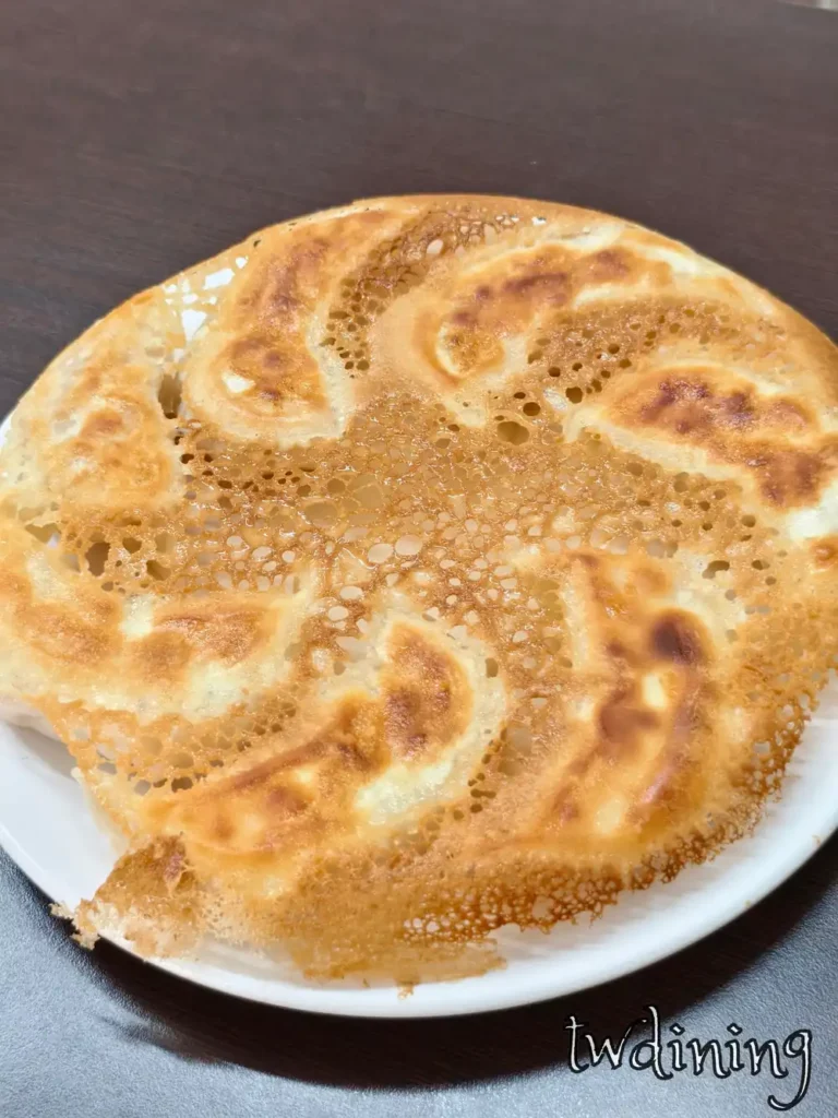 這盤 shi-fen fried dumplings 擁有完美的 lacy texture 冰花脆皮，金黃酥脆的 golden skin 視覺效果驚人，職人現煎的 gyoza 每一口都帶有卡滋卡滋的脆度，展現手工煎餃的極致精髓。