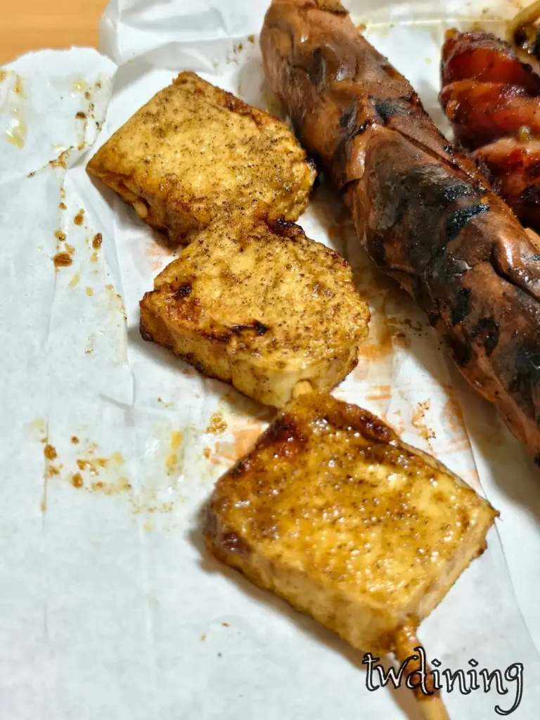 顏正原燒烤豆干，嫩滑口感 tender-and-juicy-texture，台中北區平價燒烤細節，Grilled-dried-tofu-skewer-with-perfect-spice-rub-detailing.