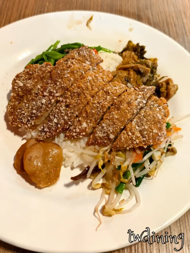 饗喫 (xiang-chi) 精心炸製的 排骨飯，台中 (taichung) 在地熱門的酥脆台港結合風味 Fried Pork Chop。