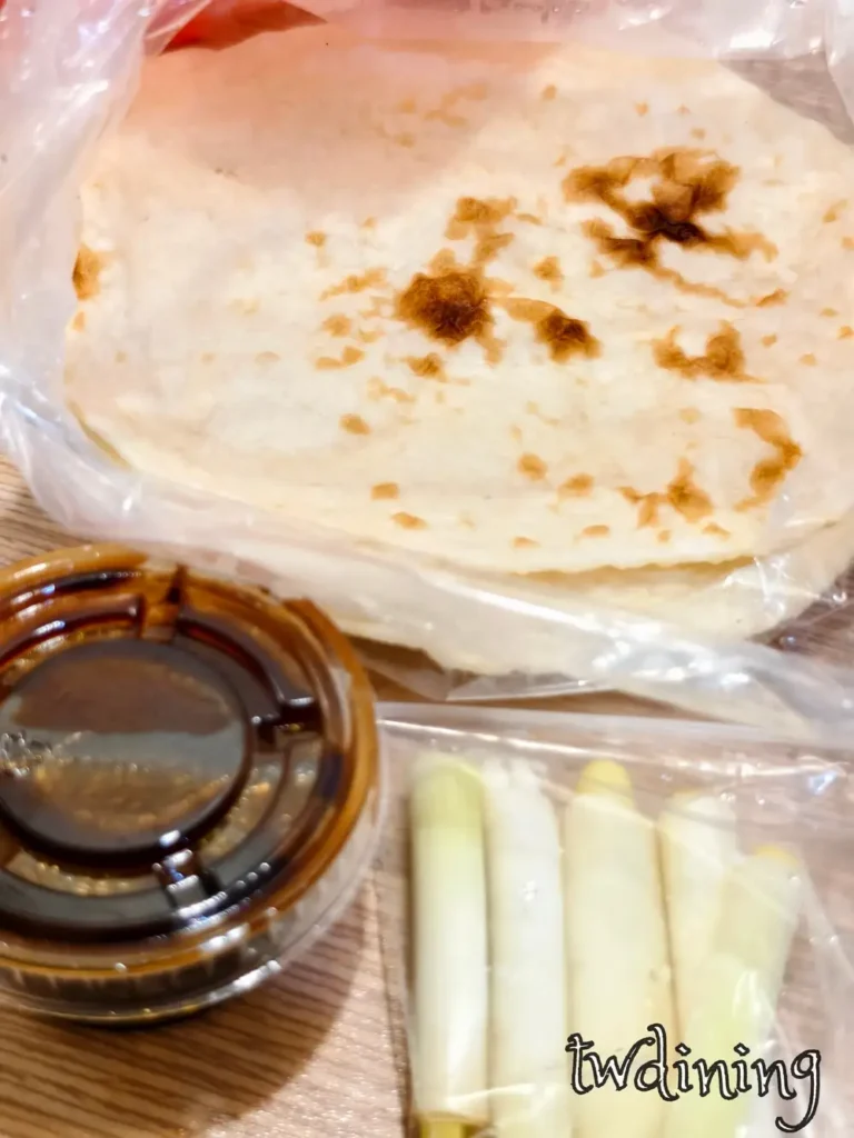 台中北屯太平路真味北平烤鴨 zhen-wei-beiping-roast-duck handmade-pancake 手工餅皮搭配濃郁 sweet-bean-sauce 甜麵醬與鮮嫩蔥段，專屬 beiping-road-food 的經典老店道地烤鴨吃法標配