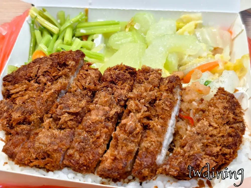 crispy-pork-chop-bento 金黃酥脆炸豬排厚實多汁，真味北平烤鴨 zhen-wei-beiping-roast-duck 台中北屯區熱騰騰現炸厚切豬排便當，口感 juicy-meat 豐富配菜讓人充滿飽足感與幸福感