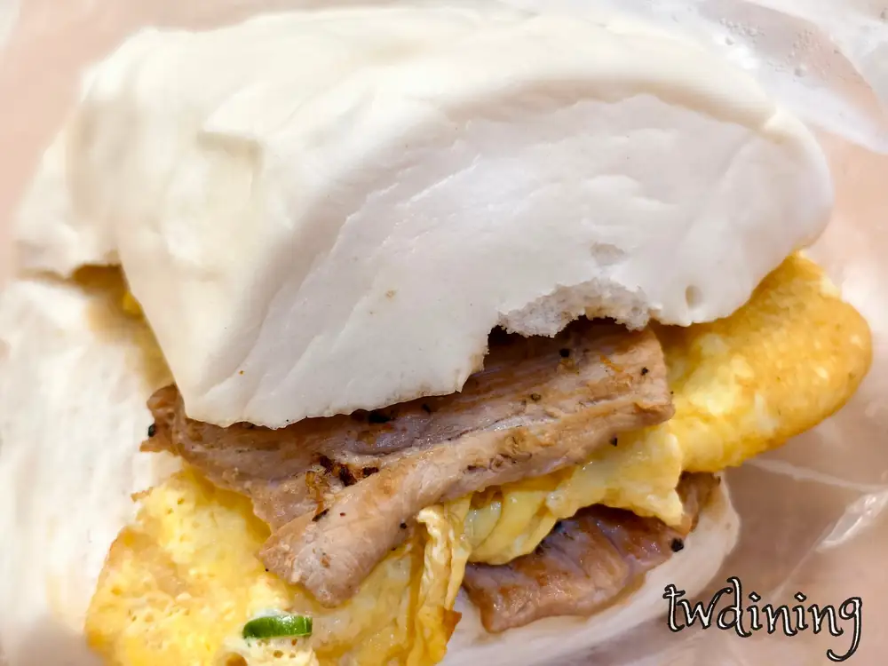 台中北區漢口路台北永和豆漿 steamed-bun-with-pork-and-egg 饅頭夾肉加蛋 fluffy-mantou-bun 紮實肉排靈魂細節 tender-meat-patty 傳統中式早點